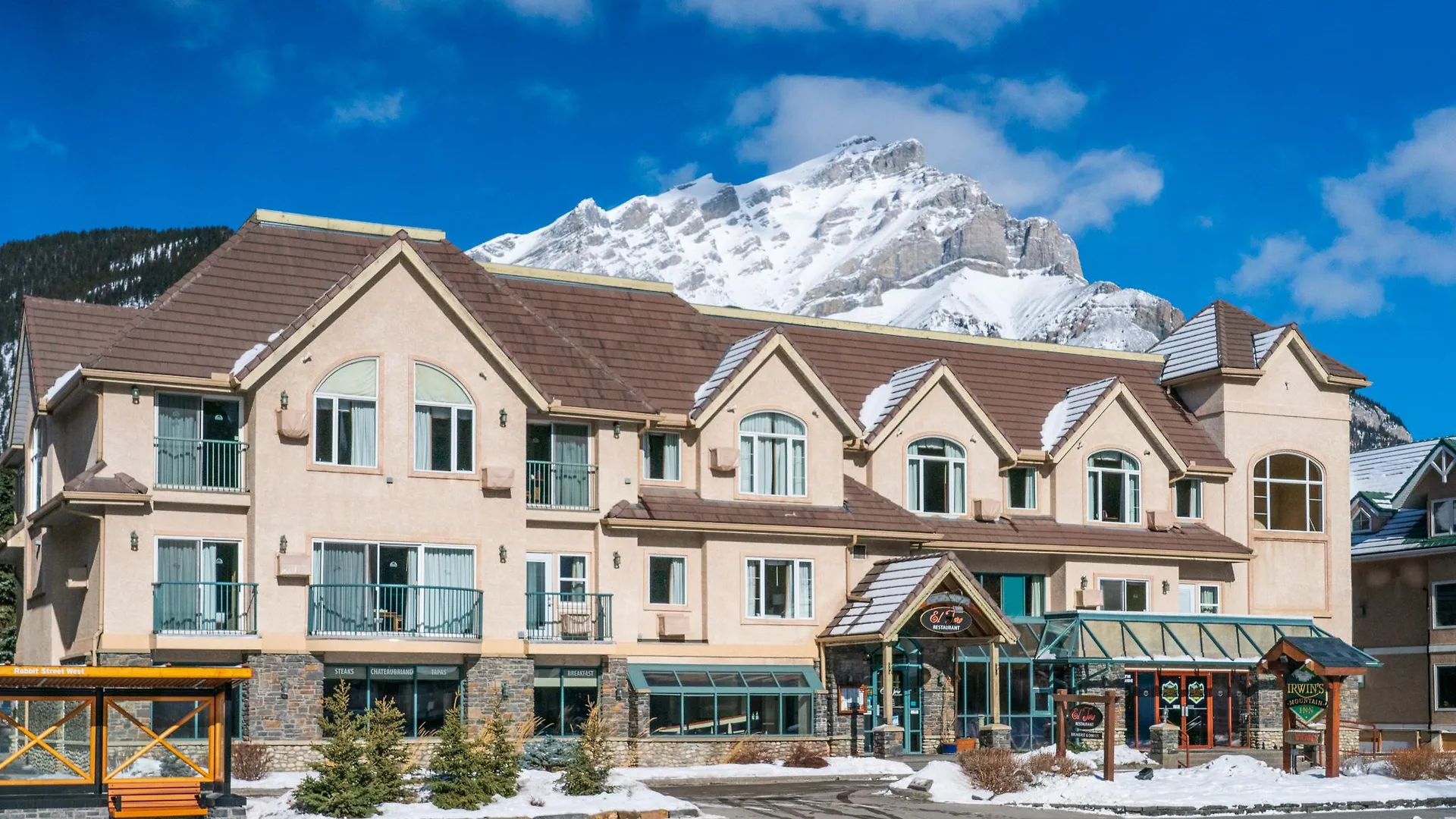 Irwin'S Mountain Inn Banff Canada