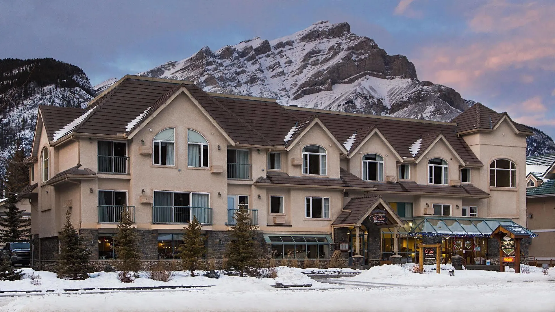 Irwin'S Mountain Inn Banff Hotel