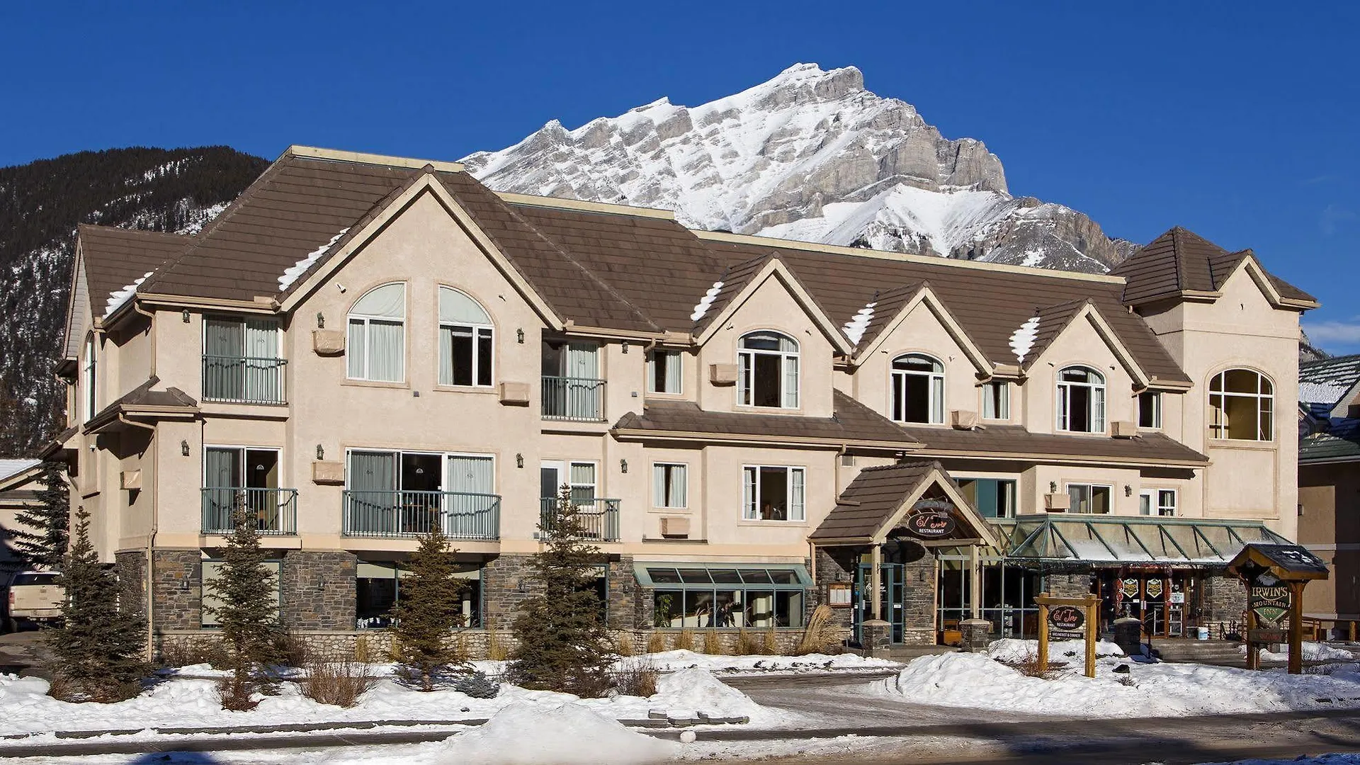 Irwin'S Mountain Inn Banff Canada